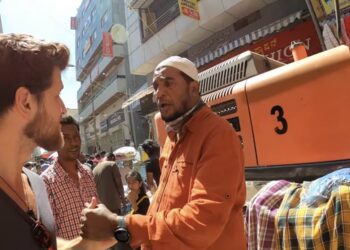 Nawab Hayath Sharif confronting Dutch Vlogger&YouTuber Pedro Mota in Chickpete