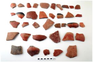 amiḻi (Tamil Brahmi) Scripts engraved on black-and-red ware and red ware potsherds