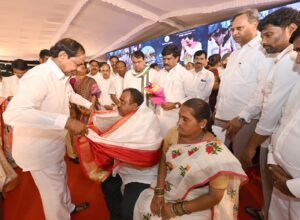 Telangana CM KCR honouring people at the inauguration of Telangana Martyr's memorial