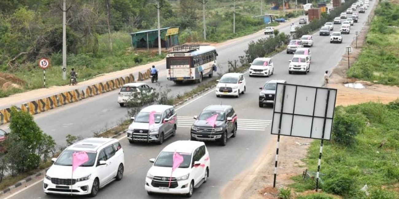 Accompanied by huge convoy, KCR leaves for Solapur on 2-day road trip to  gain ground in Maharashtra - The South First
