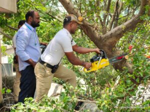 Training policemen to cut trees and branches