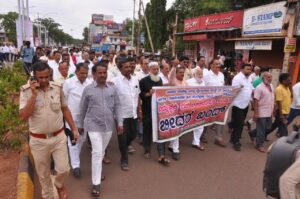 KCCI members protest in Hubbali-Dharwad against power tariff hike on Thursday