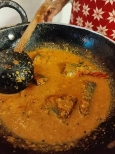Stir in the pieces gently to immerse them in the curry.