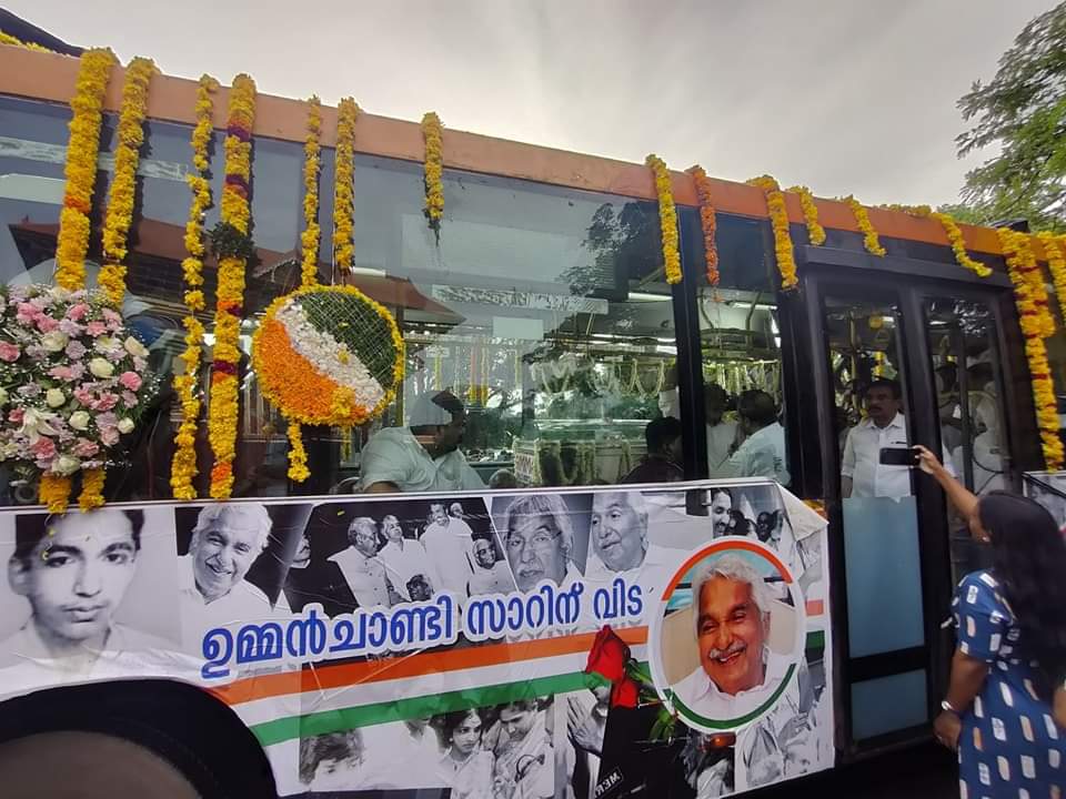 Oommen Chandy mortal remains flown to Puthupally from Trivandrum