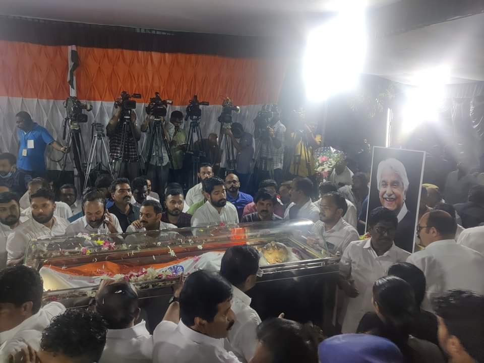 Oommen Chandy mortal remains kept at Indira Bhavan in Trivandrum.