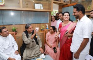 Shashi Tharoor meeting members of the House Challenge team.