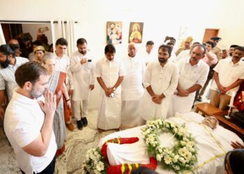 Senior Congress leaders paying homage to former Kerala Chief Minister Oommen Chandy. (Supplied)