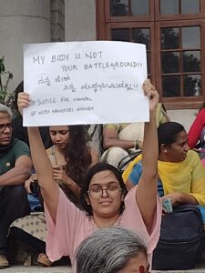 An agitator with a placard in the solidarity event
