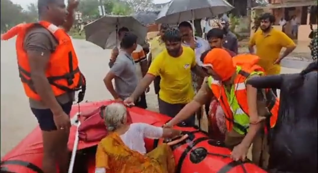 Telangana rains: Rescue operation in Moranchapalli, Jayashankar Bhupalapally. (Supplied)