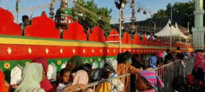 A long line to get a glimpse of the mausoleum. (Umar)
