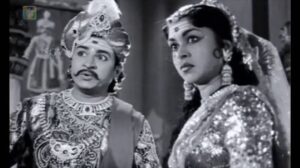 Dr Rajkumar and B Saroja Devi in 'Kittur Chennamma'.
