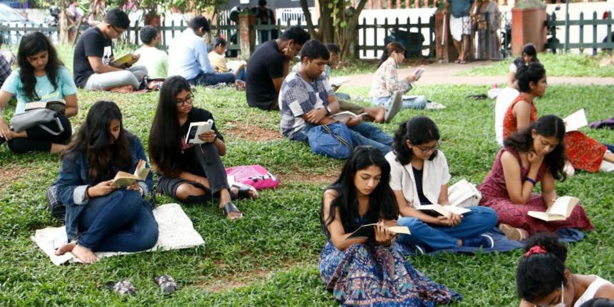 Readers at Panampilly Nagar Central Park in Kochi on a Saturday. (Supplied)