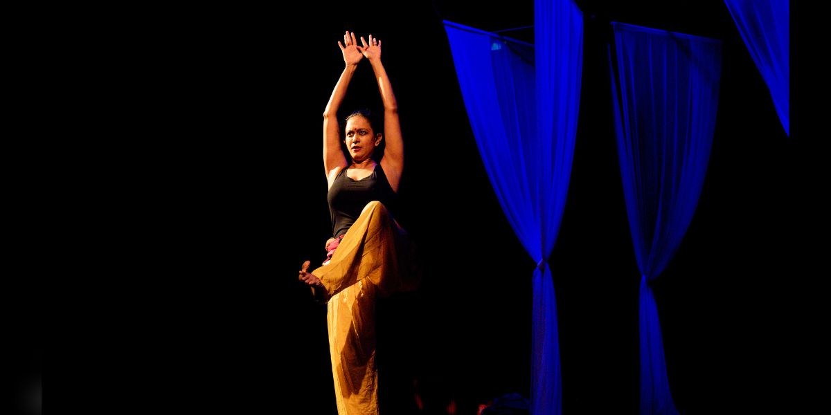 Through her performance, Vibhinna uncovers that the resistance faced by non-local language speakers goes beyond mere linguistic barriers.