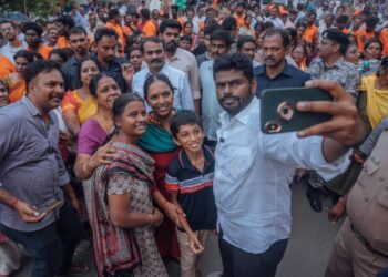 K Annamalai found time to click selfies with only a few. (South First)