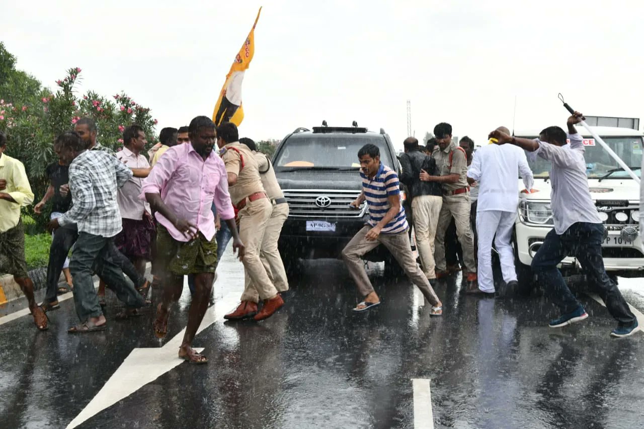 Police resorted to lathi-charge at several places to make way for the convoy bring Naidu to Vijayawada. (TDP/X)