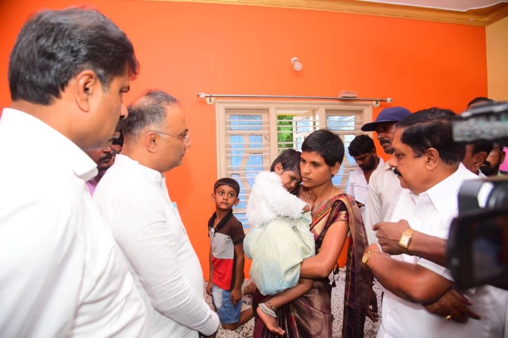 Health Minister Dinesh Gundurao interacting with family of Deeksha, one ofthe five children fighting rare skin condition-Xeroderma Pigmentosum.