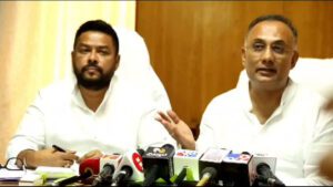 Health Minister Dinesh Gundurao and Minister of Youth Empowerment and Sports, B Nagendra. 