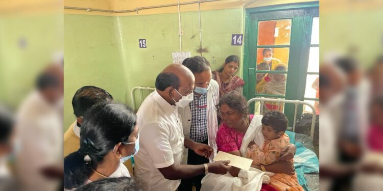 Tamil Nadu Health Minister Ma Subramanian (third left) handing over a cheque to one of the injured passengers at the Coonoor Government Hospital on Sunday. (X)