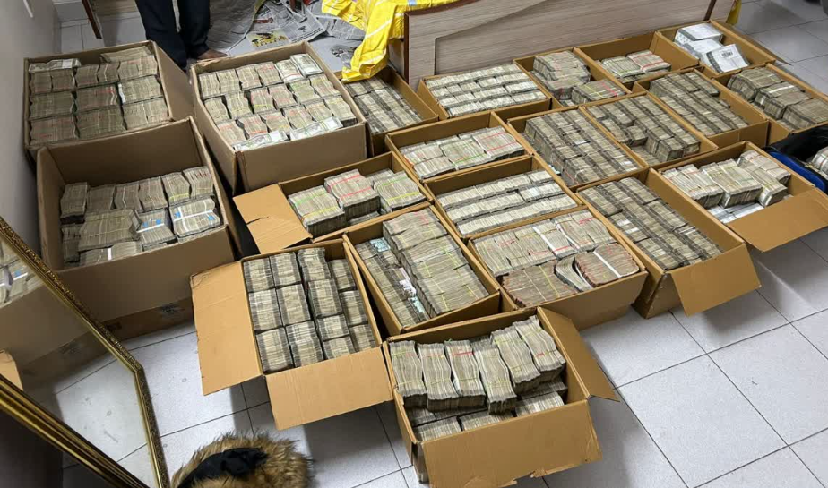 ₹42 crore in cash was found in 23 carton boxes in the contractor's house at Athmanananda Colony in RT Nagar. (Supplied)