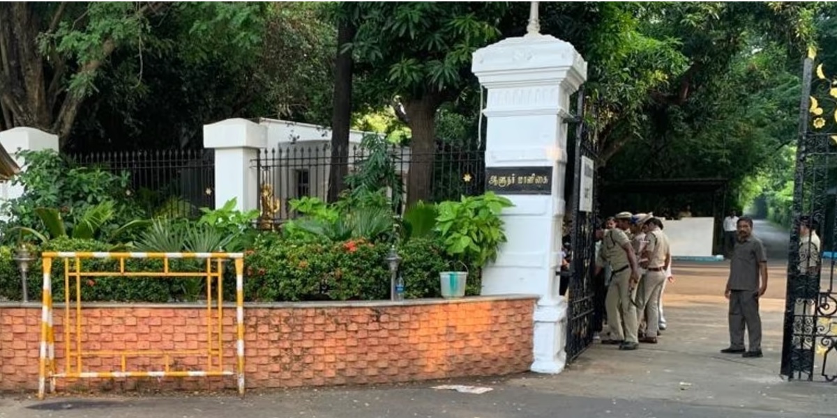 The policemen who were posted as security at the main gate of Raj Bhavan rushed to nab the offender. (Creative Commons)