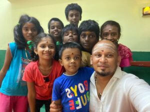 Senthil's Golu experience has engaging storytelling sessions for children in his neighbourhood. (Supplied)