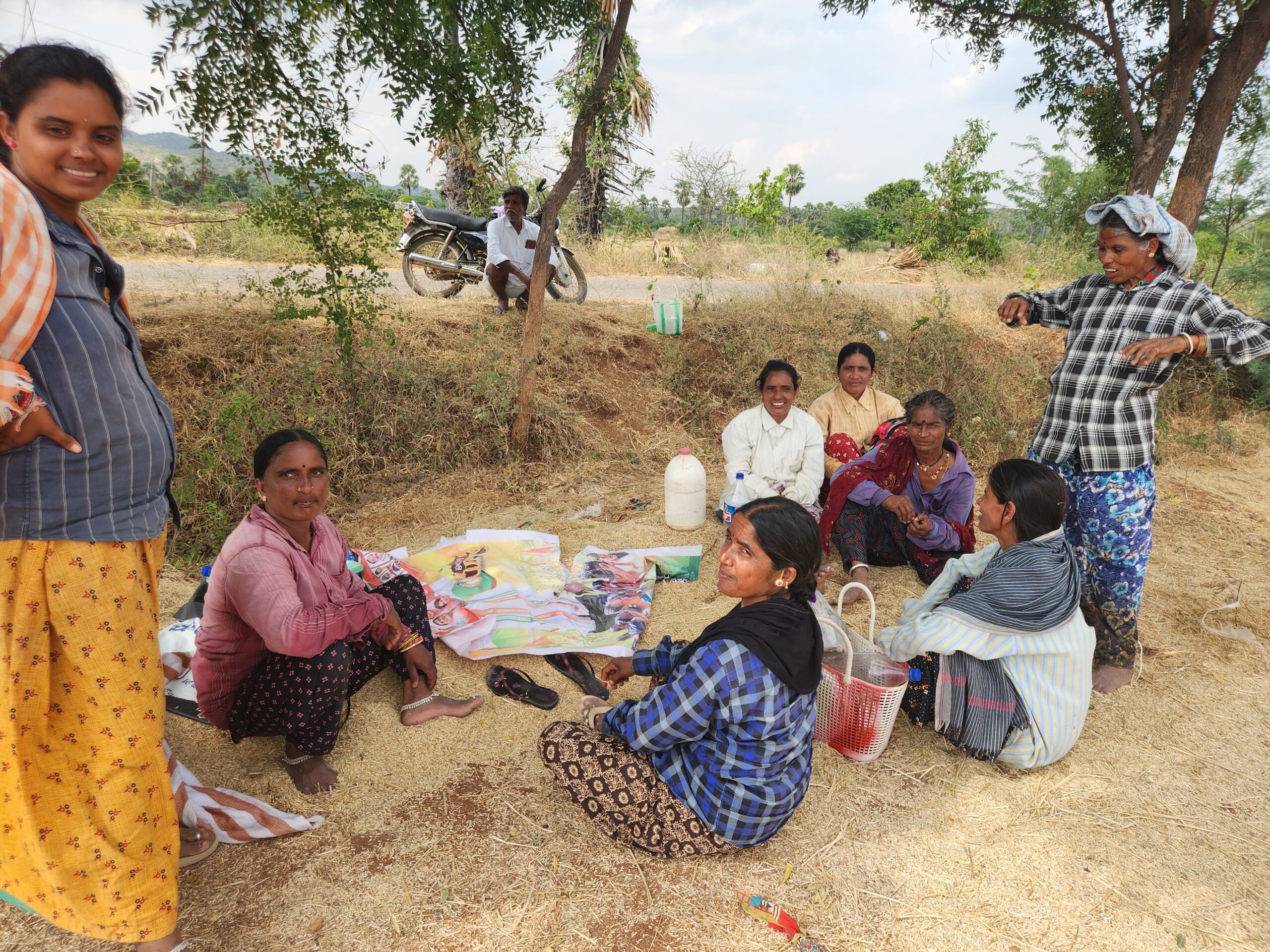 Women of a Banjara Tanda in Nalgonda of Telangana working as farm helps. (Anusha Ravi Sood/South First)