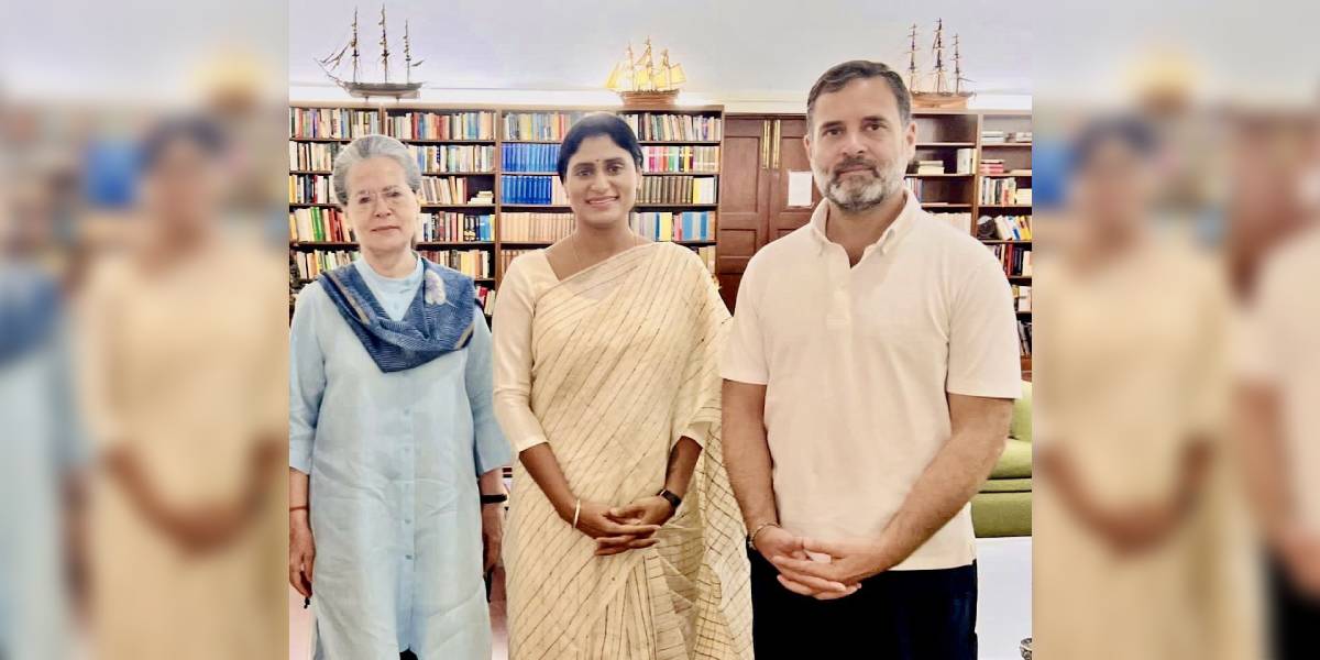 YS Sharmila with Sonia and Rahul Gandhi in New Delhi in September. (X)
