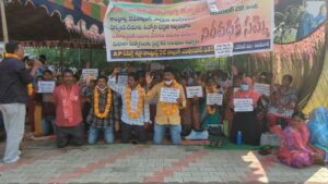 Samagra siksha employees protesting besides Anganwadis protest site. 