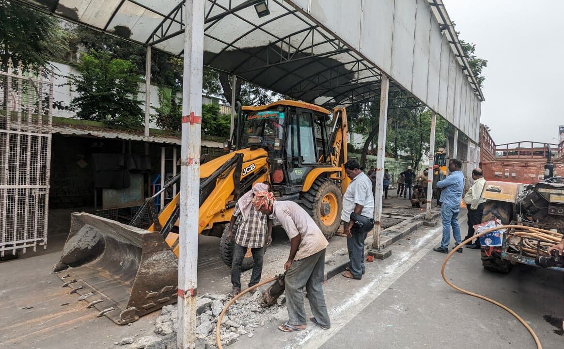 Barricades of Pragathi Bhavan torn down as Congress takes charge; commuters applaud the decision