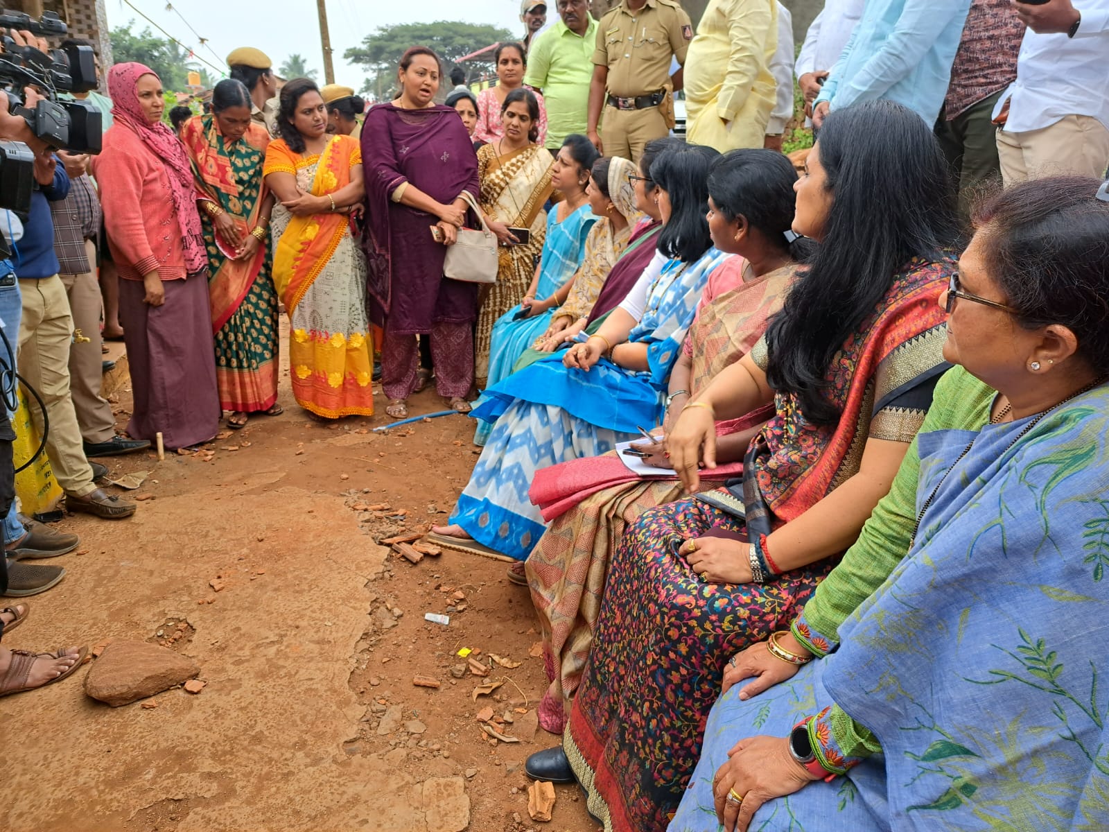 Fact-finding team interacting with villagers at Hosa Vantamuri in Belagavi