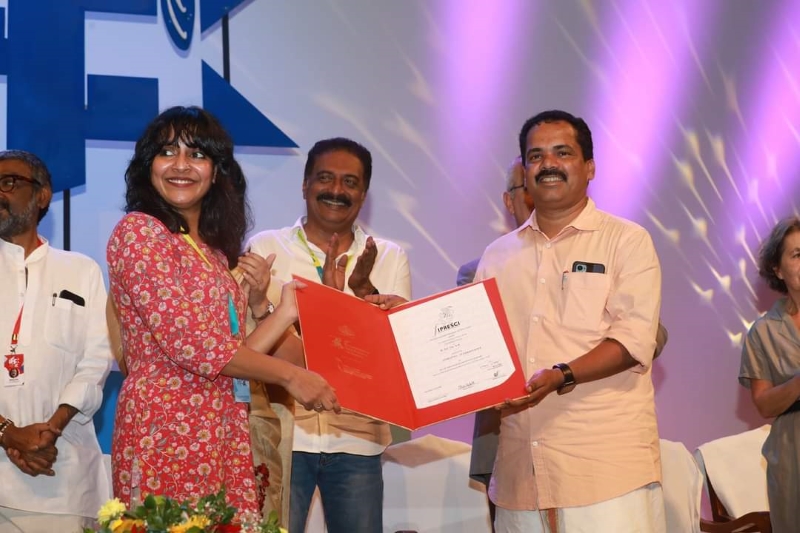 Shruthi Sharanyam presented award for her debut movie