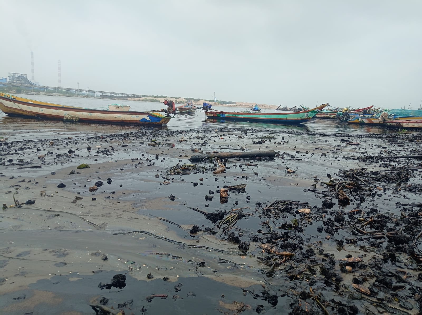 The oil spill has extended 20 sq km, according to the Indian Coast Guard. (Supplied)