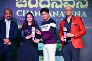 Amulya unveiling the Fifth Chandanavana Film Critics Award trophy