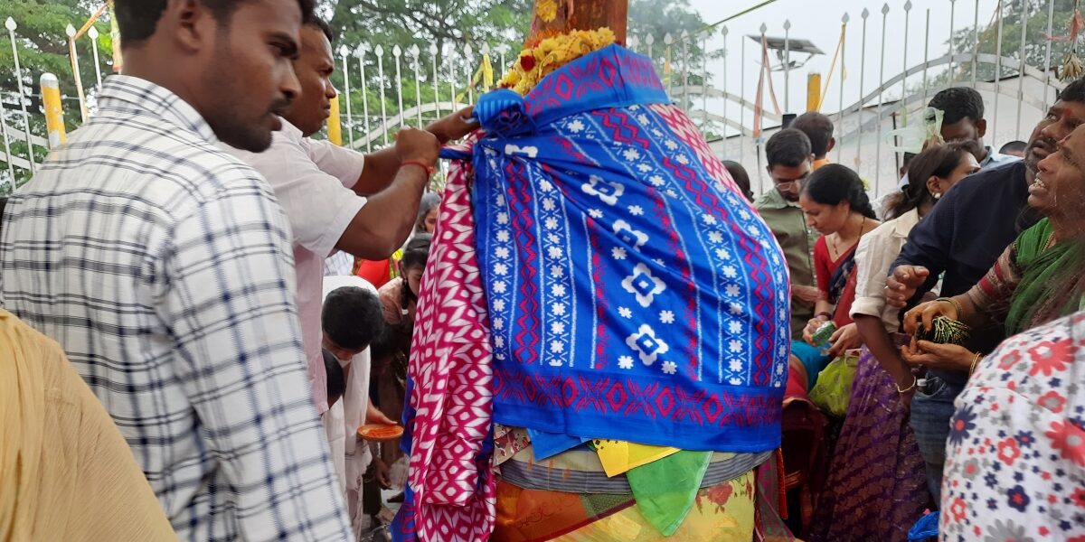 Devotees wrapping sarees to Saralamma Gadde