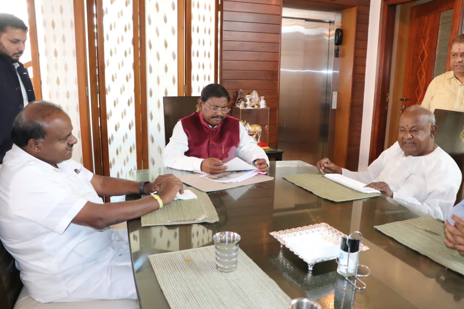 Union Minister for Tribal Affairs Arjun Munda called on HD Deve Gowda and HD Kumaraswamy at the latter's resident in Bengaluru on Sunday. (Supplied)