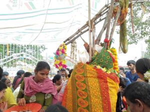 Sadeboina women managing the devotees