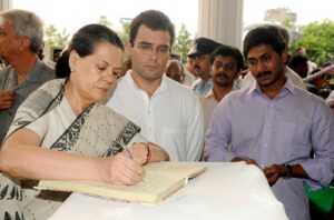 Sonia Gandhi in Hyderabad after YSR’s demise, alongside Rahul Gandhi and Jagan Mohan. (Wikimedia)