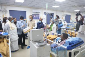 Health Minister Dinesh Gundurao and Chief Minister Siddaramaiah at KC General Hospital inaugurating the dialysis machines. 