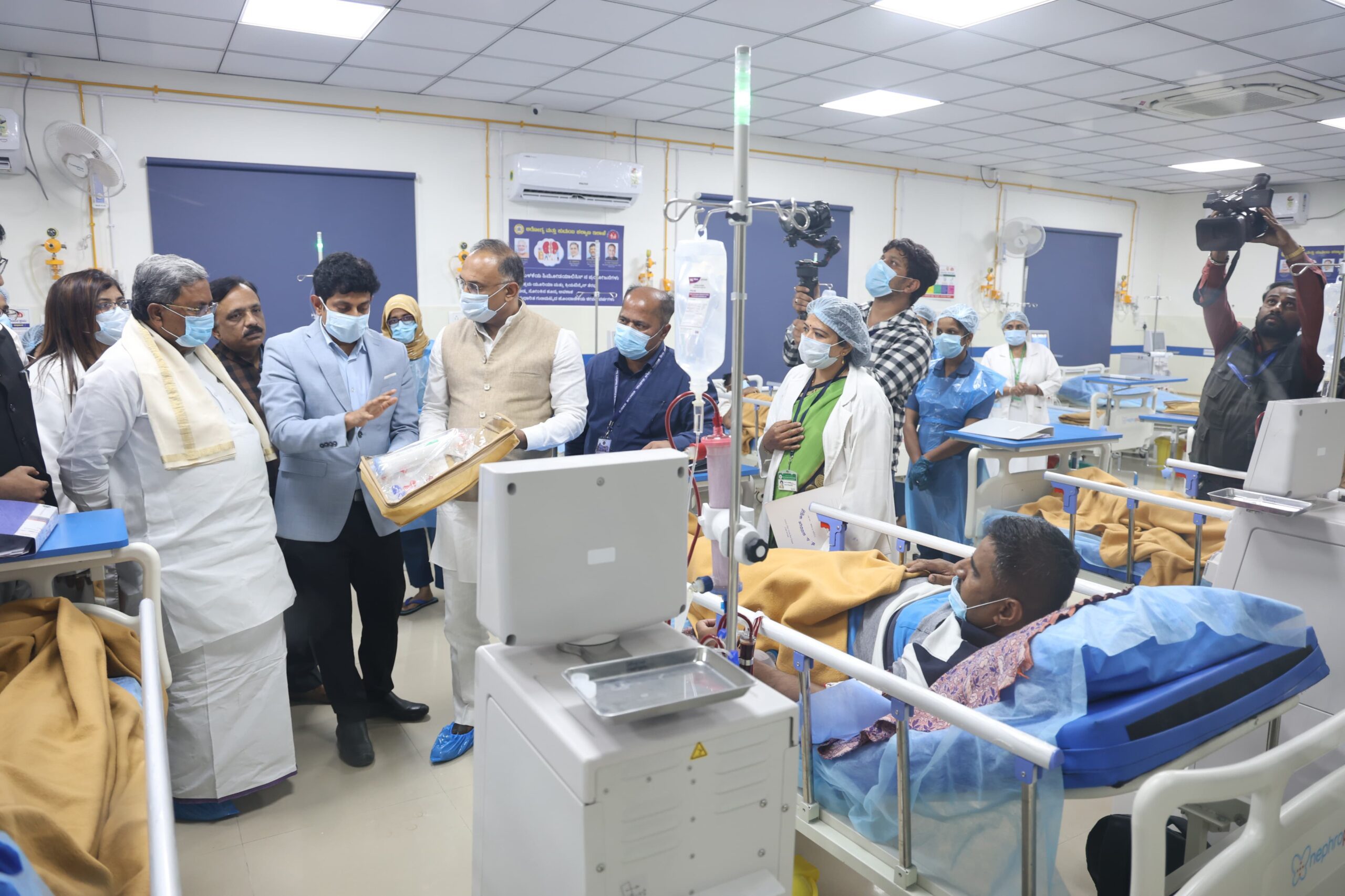 Health Minister Dinesh Gundurao and Chief Minister Siddaramaiah at KC General Hospital inaugurating the dialysis machines.