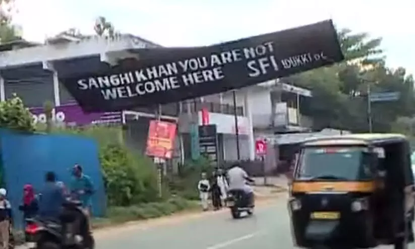 The black banner installed by SFI in Thodupuzha against Governor Khan. Photo: Supplied
