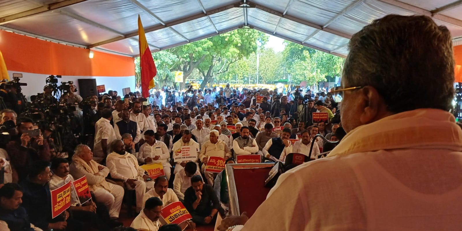 Siddaramaiah addresses the Chalo Dilli campaign in New Delhi.