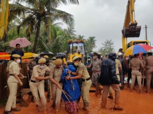 Police taking on protesting fishermen community women when the kutcha road was being made in 2021 during Covid pandemic