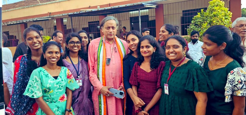 Shashi Tharoor with the students of Peet Memorial Teachers’ Training College in Mavelikkara on Wednesday. (X)