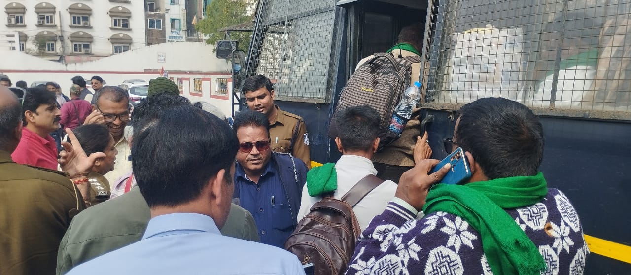 Madhya Pradesh police shift Karnataka farmers to Ujjain, keep them in detention