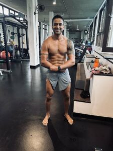 Nitin Kamath flaunting his six packs