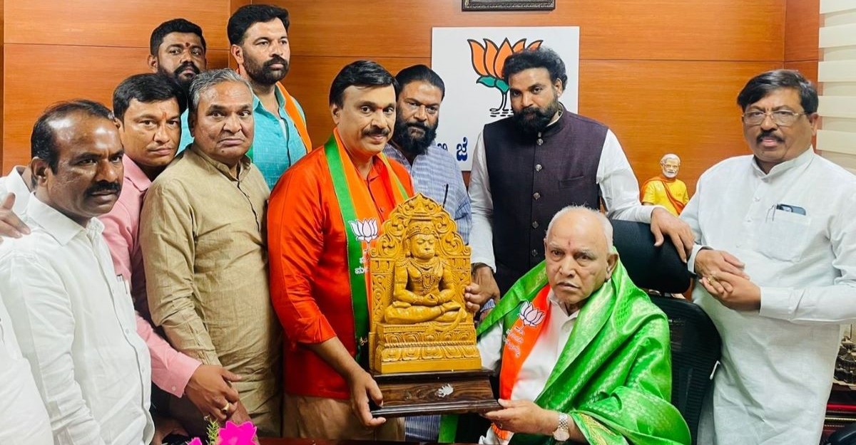 BJP former CM BS Yediyurappa welcomed former minister and mining baron Gali Janardhan Reddy to the BJP on 25 March. (Supplied)