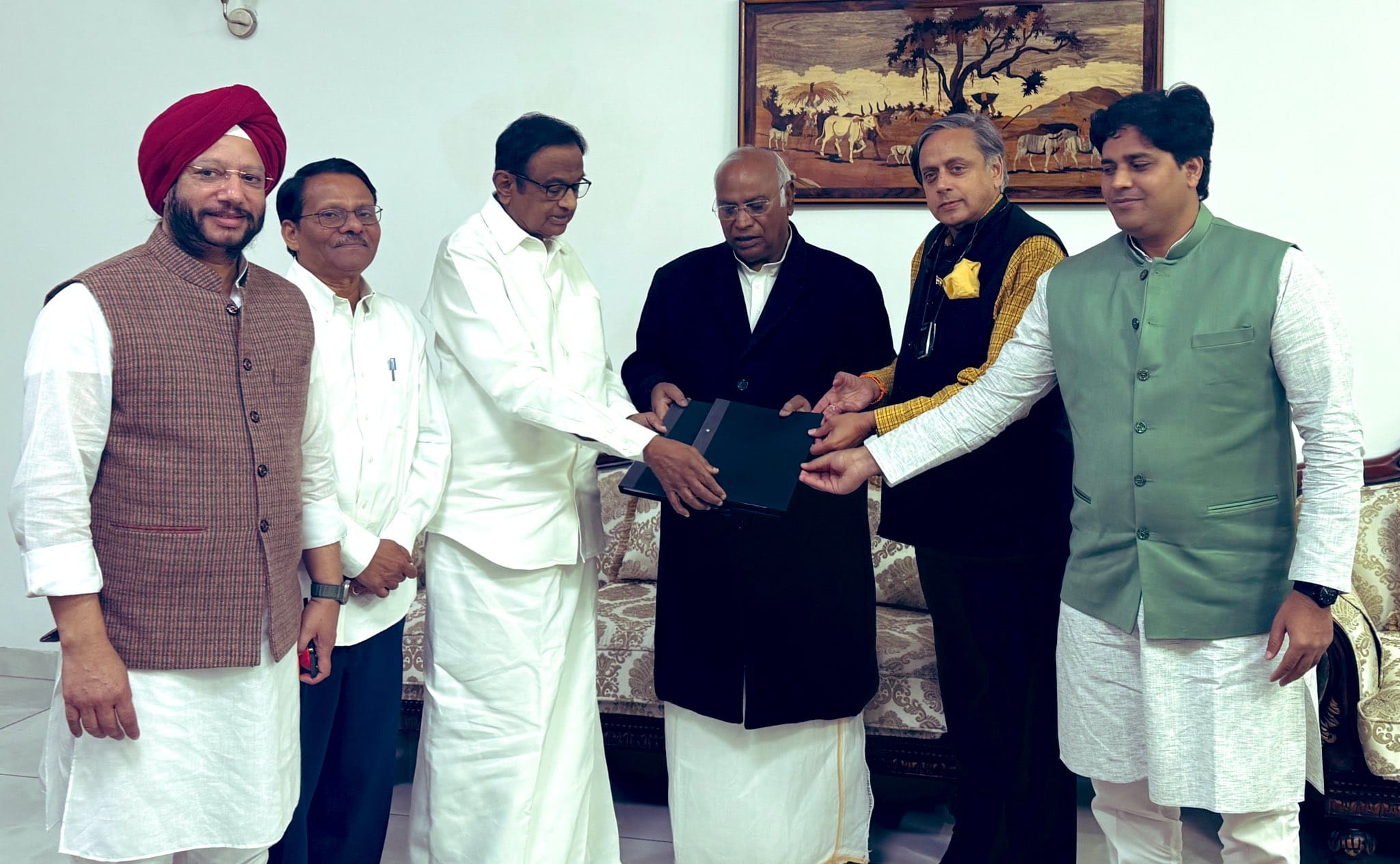 The Congress' manifesto committee handed over a copy of the draft manifesto for the Lok Sabha polls to party chief Mallikarjun Kharge. (X)