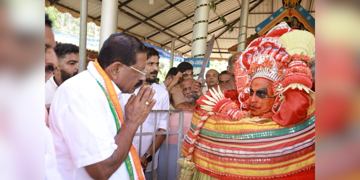 Congress sitting MP Rajmohan Unnithan with a Theyyam performer while campaigning. (Supplied)