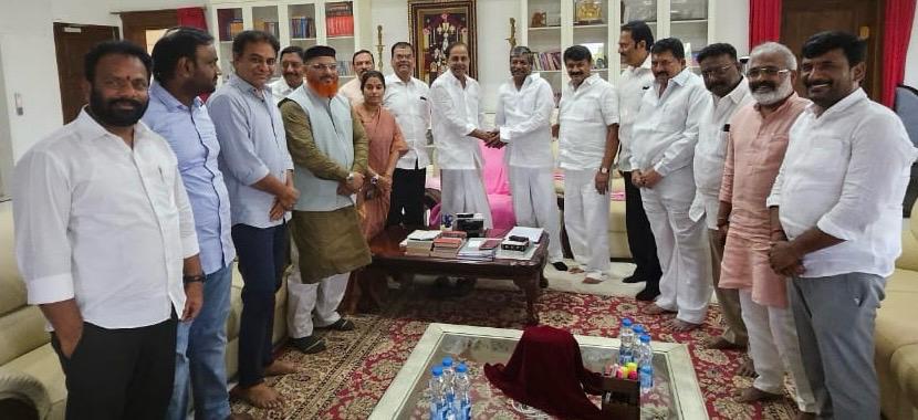 KCR with Secunderabad seat candidate, Padma Rao Goud. (X)