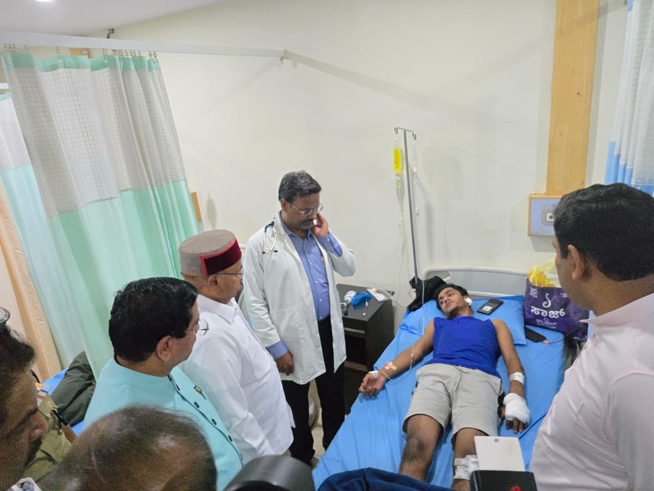 Karnataka Governor Thaawar Chand Gehlot visited the injured on Friday. At least 10 people were injured in the low-intensity blast. (Supplied)